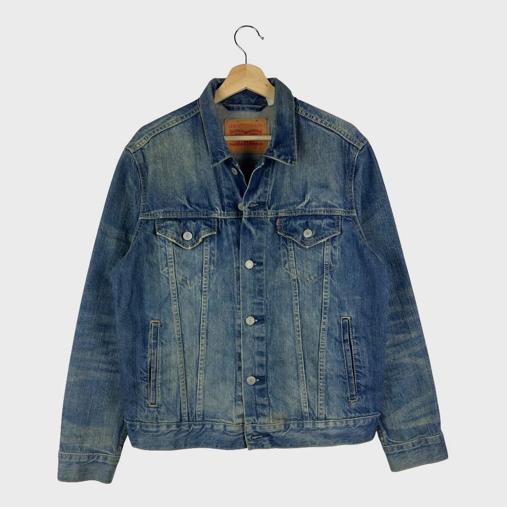 Levi’s Classic Denim Jacket in Dark Blue Wash